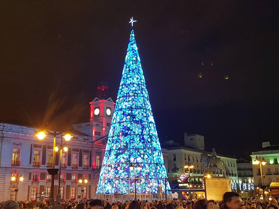 Árbol de navidad encendido en la Puerta del Sol