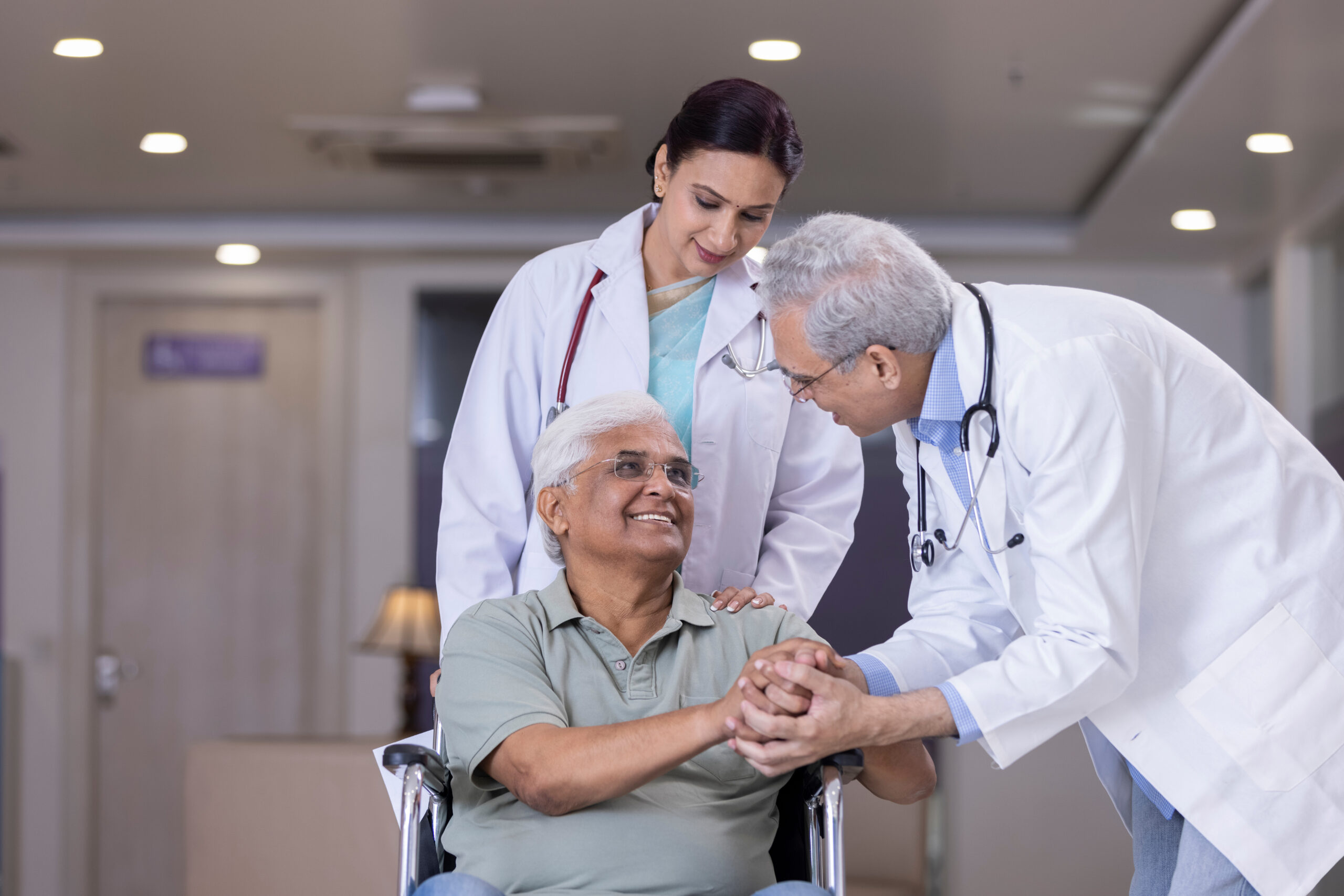 Médicos atienden a un hombre con discapacidad física