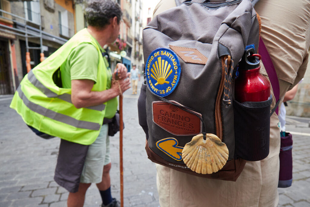 Dos peregrinos con sus mochilas