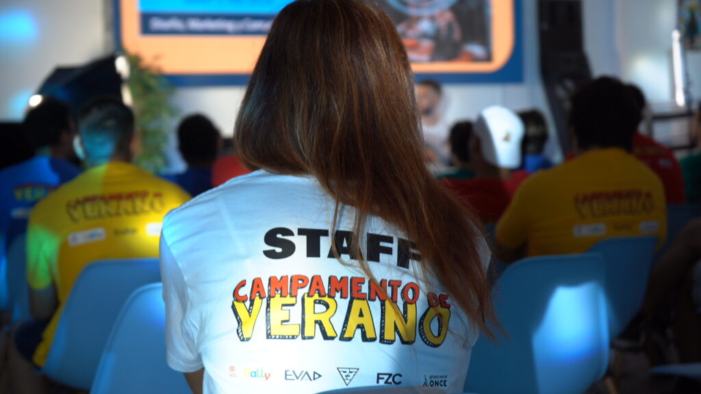 Chica de espaldas con la camisa del Campamento Ga11y