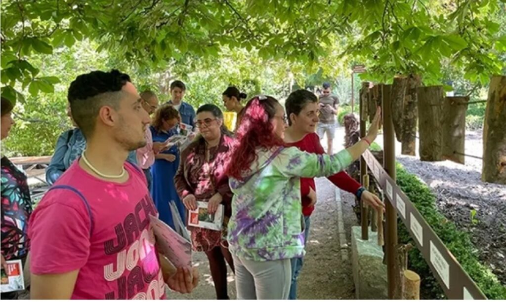 Participantes del Jardín con las manos disfrutando de un paseo