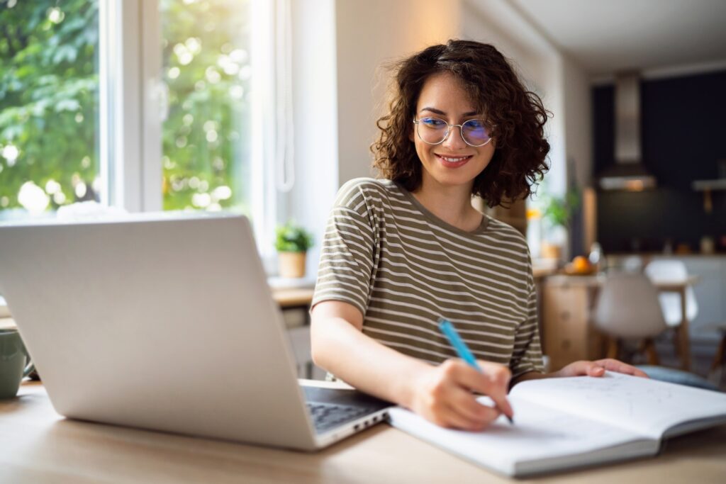 Una chica estudia online