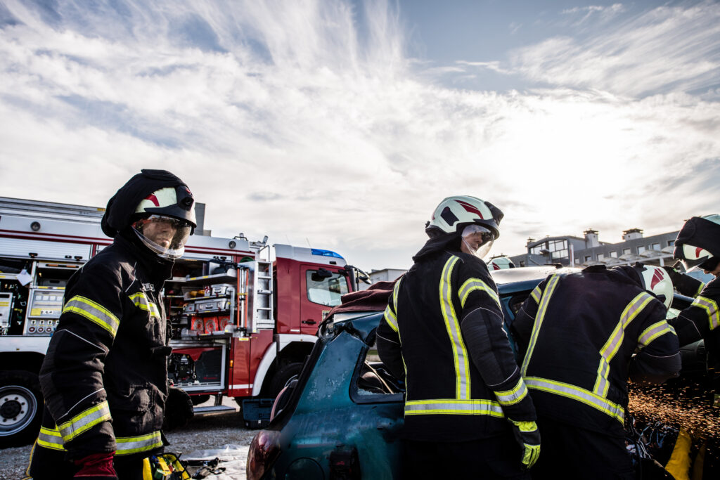 Bomberos rescatando a alguien en un coche