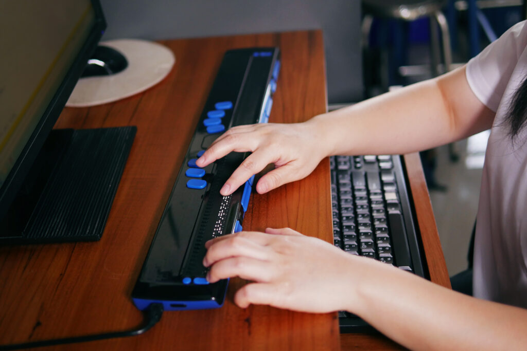 Joven usando una línea braille