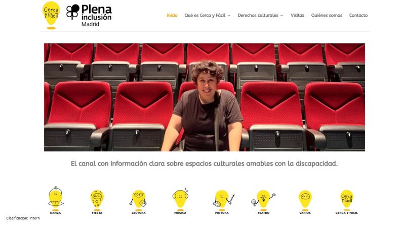 Pantallazo de la pantalla de inicio de la web Cerca y fácil. Aparece una mujer sentada en las butacas de un teatro.