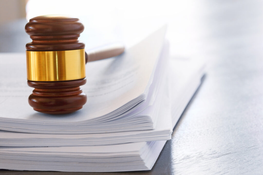 Mazo de los jueces encima de un grupo de documentos legales