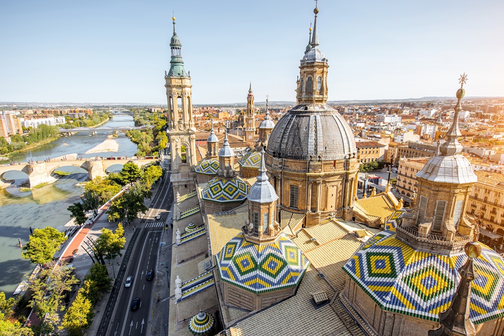 Vista de pájaro del tejado de la Catedral -Basílica Nuestra Señora del Pilar en Zaragoza.
