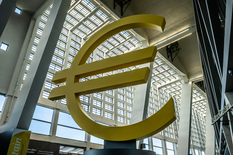 Escultura del símbolo del euro