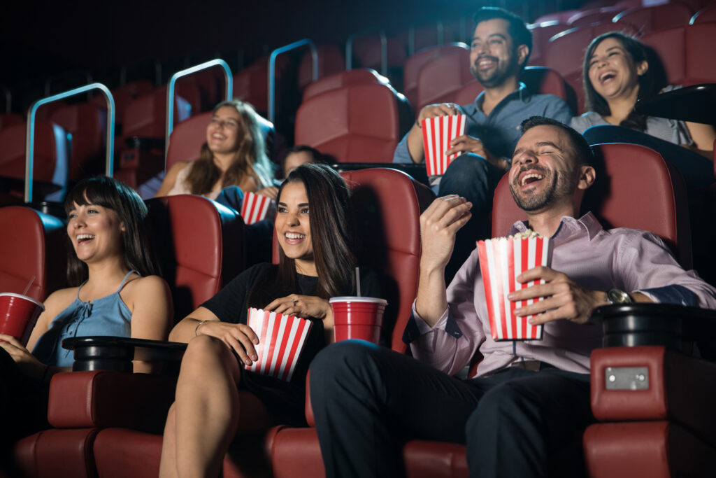 Gente disfrutando de una película en el cine