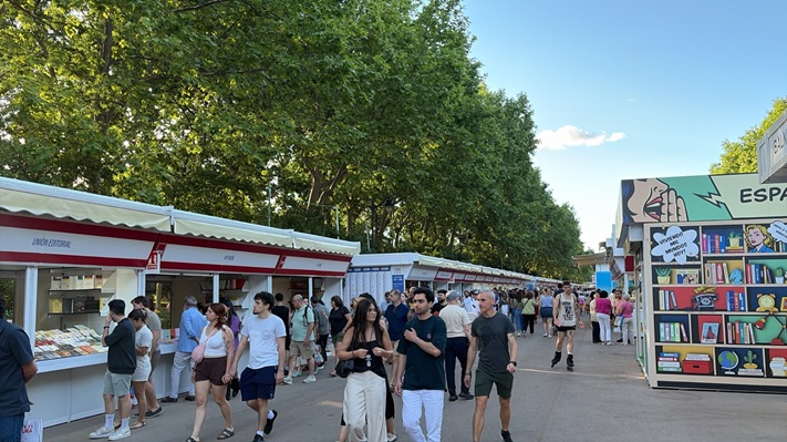 Gente disfrutando de la Feria del Libro de Madrid
