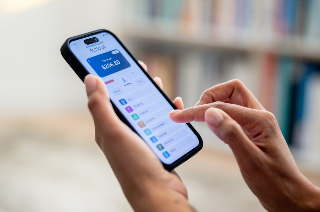 Pantalla de móvil mostrando una app financiera que usa una persona
