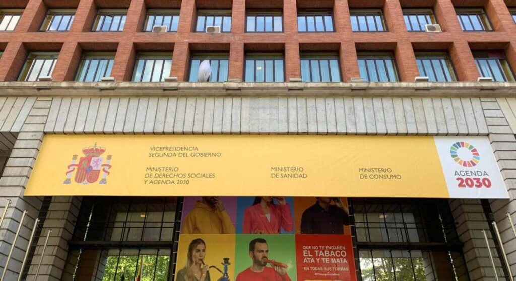 Fachada del edificio del Ministerio de Derechos Sociales y Agenda 2030, segunda vicepresidencia del Gobierno, Ministerio de Sanidad y Ministerio de Consumo.