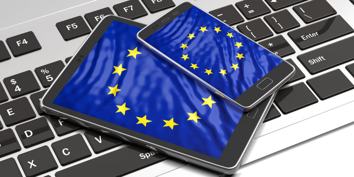 Tablets con el logo de la Unión Europea en pantalla