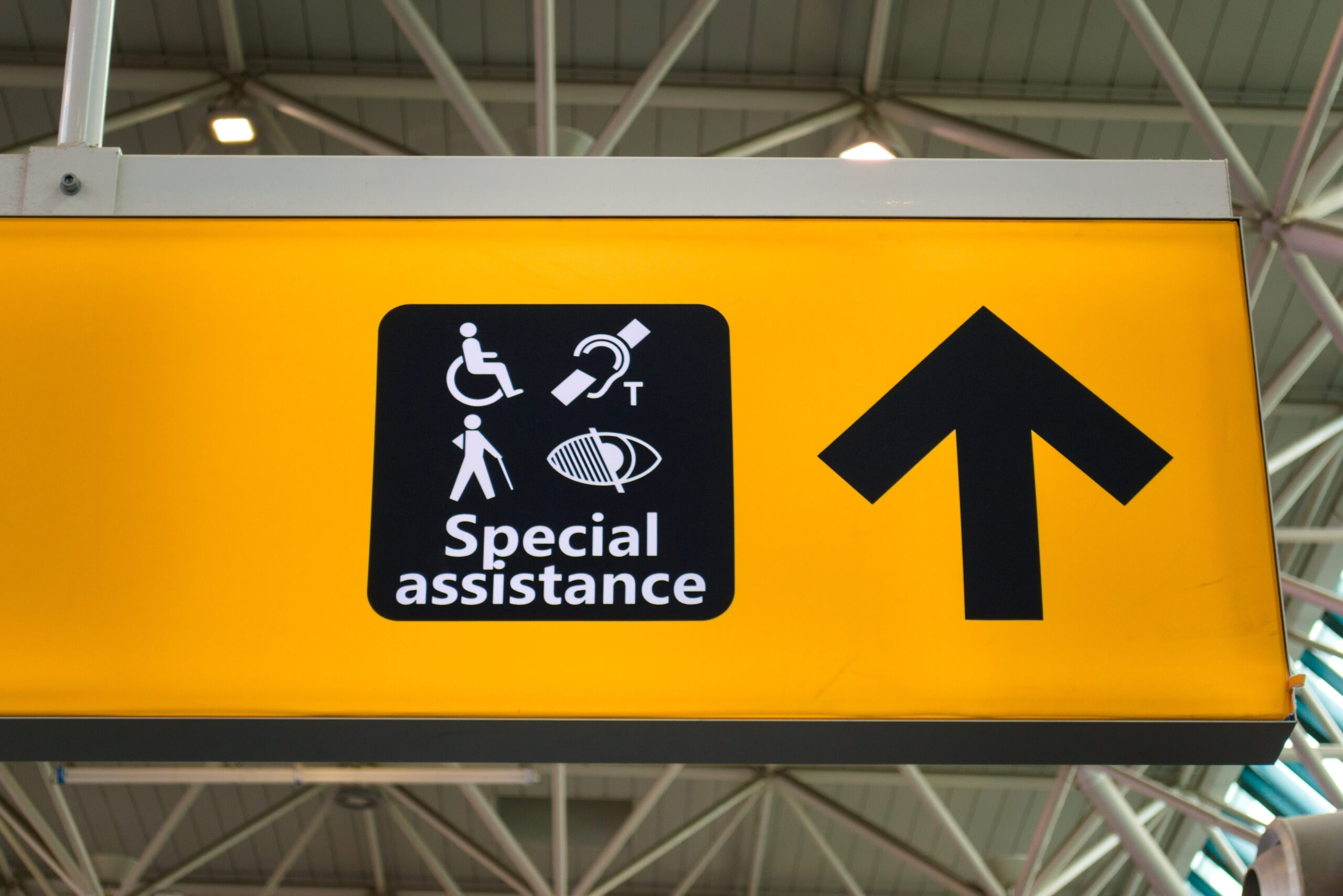 Señalética de accesibilidad en un cartel