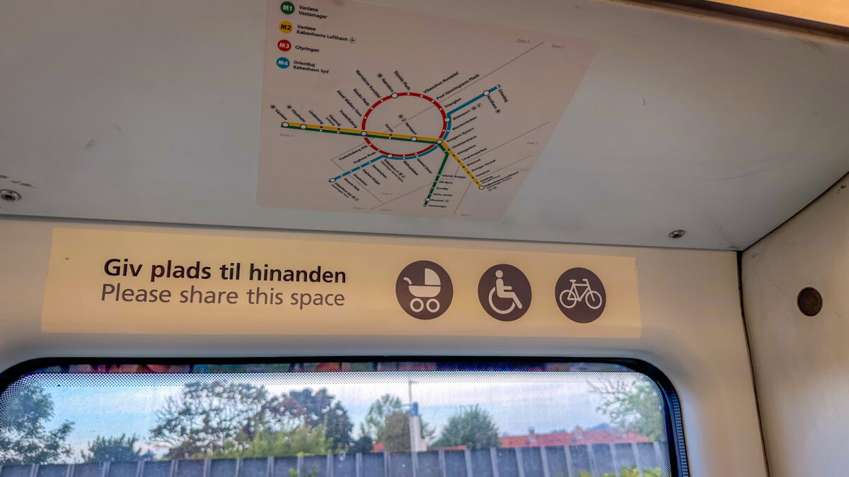 Señalización accesible en transporte público con pictogramas, texto claro y mapa por colores para facilitar la orientación de personas con dificultades cognitivas.